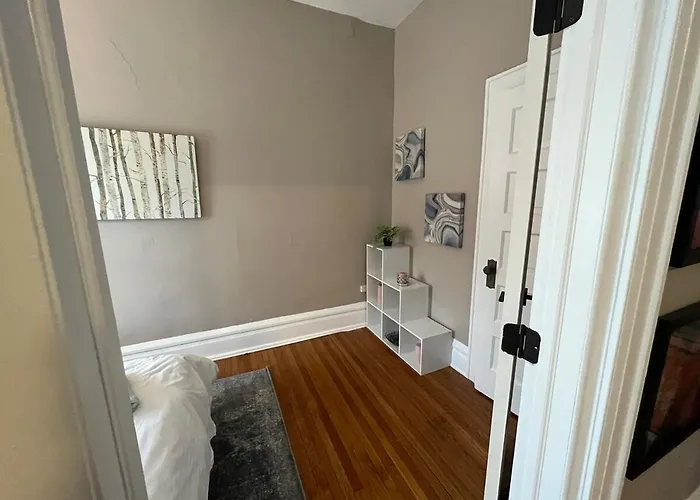 2 Bedroom Totally Renovated And Chic