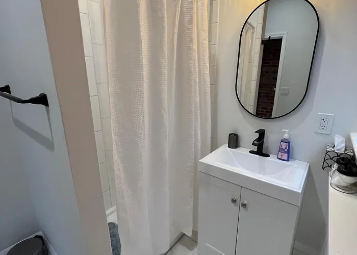 2 Bedroom Totally Renovated And Chic *